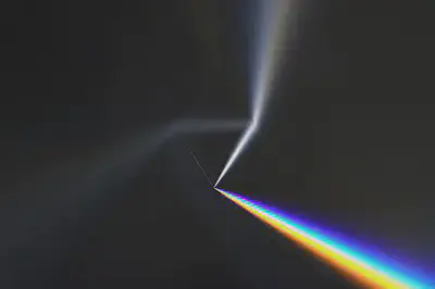 Illustration de la diffraction de la lumière par un prisme.